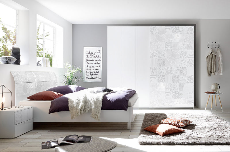 camera completa design moderno in legno bianco con serigrafie bianco lucido