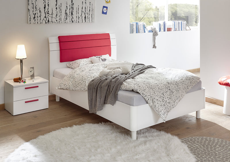 letto singolo moderno bianco con cuscino rosso
