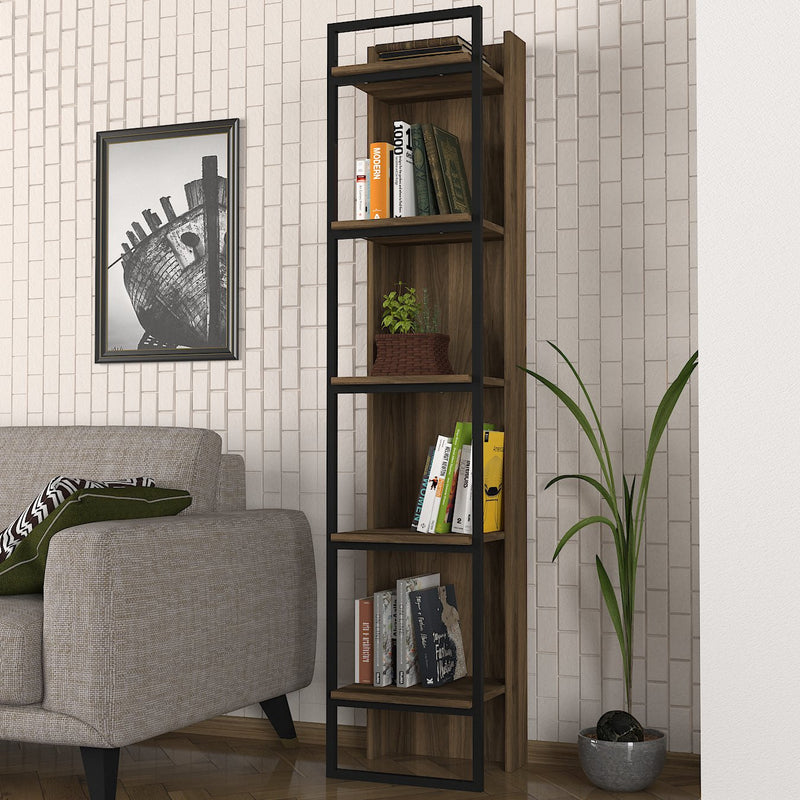 Scaffale libreria alto in stile vintage, industrial e moderno, con struttura in legno con finitura noce scuro opaco dai toni freddi e un dettaglio aggiuntivo sulla facciata della libreria in metallo nero opaco. 6 ripiani alti cm 35 ciascuno. Dimensioni cm 39x37x180h
