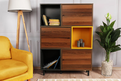 Libreria scaffale moderna in legno a 3 ante e 3 vani a giorno, noce opaco dai toni caldi, antracite scuro opaco e giallo ocra opaco. Dimensioni cm 110x30x140h