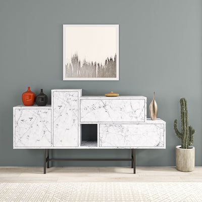 Mobile credenza per ingresso e soggiorno in legno dal design geometrico irregolare, con 2 ante e 2 cassetti. Ripiano in effetto marmo bianco e gambe in nero opaco. Dimensioni cm 160x35x90h