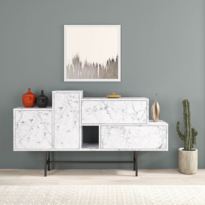 Mobile credenza per ingresso e soggiorno in legno dal design geometrico irregolare, con 2 ante e 2 cassetti. Ripiano in effetto marmo bianco e gambe in nero opaco. Dimensioni cm 160x35x90h