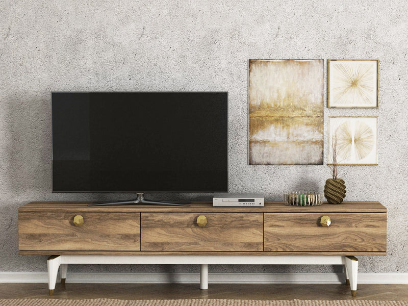 Mobile tv in legno finitura noce chiaro opaco a 3 ante a ribalta con dettagli in oro lucido delle maniglie e gambe. Gambe in bianco opaco. Dimensioni cm 180x30x43h