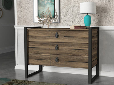 Mobile cassettiera in stile industrial e country  a 3 cassetti, con struttura in legno color noce scuro opaco e gambe in metallo nero opaco; intagli nel legno sulla superficie dei cassetti. Dimensioni cm 94x44x78h