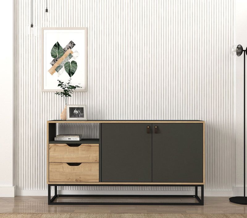 Madia a 2 ante, 2 cassetti e vano a giorno, struttura in legno color antracite opaco e quercia chiaro opaco, gambe in metallo nero opaco. Dimensioni cm 150x35x80h