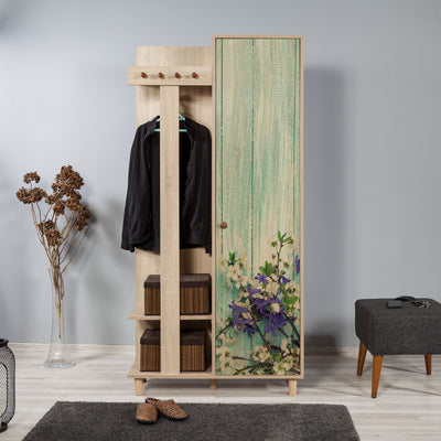 Mobile per ingresso in stile moderno in legno con, disponibile in 6 fantasie. Composto da un'anta a destra che nasconde 6 vani interni e una composizione a sinistra con asta e 4 ganci appendiabiti, con 2 vani a giorno in basso a sinistra. Base in quercia sonoma opaco. Dimensioni cm 90x36x194h