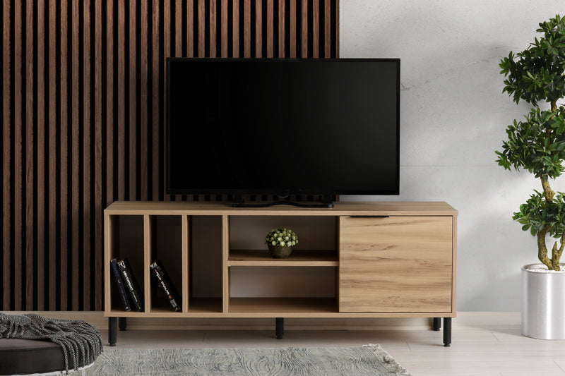 Mobile porta tv in stile moderno con ripiano in legno rettangolare in finitura quercia opaco, diviso in 3 vani a giorno verticali e 2 orizzontali, con anta laterale a destra; gambe in metallo nero opaco. Dimensioni cm 140x40x55h