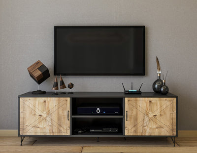 Mobile tv in legno con gambe in metallo dal design industrial rettangolare e basso, 2 ante laterali con apertura a libro e 2 vani a giorno centrali, antracite opaco e quercia chiaro opaco con intagli sulle ante. Dimensioni cm 160x40x56h