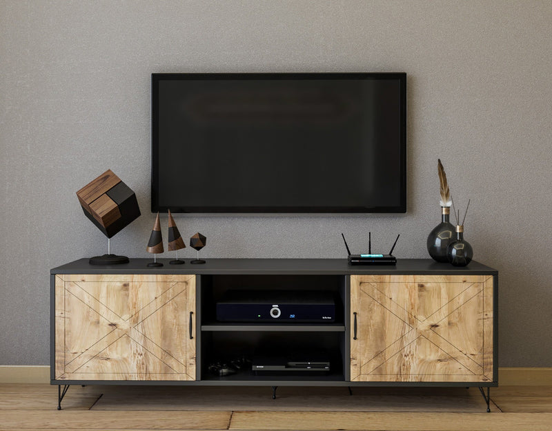 Mobile tv in legno con gambe in metallo dal design industrial rettangolare e basso, 2 ante laterali con apertura a libro e 2 vani a giorno centrali, antracite opaco e quercia chiaro opaco con intagli sulle ante. Dimensioni cm 160x40x56h