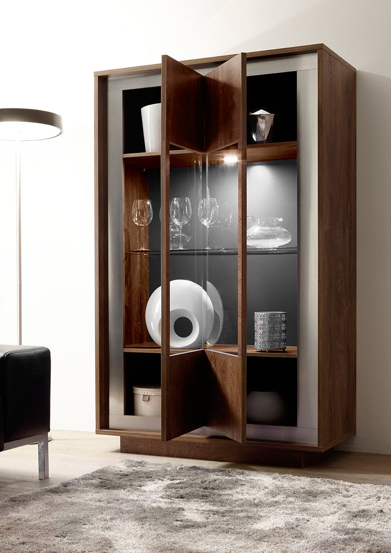 Asmara - Vetrina moderna finitura rovere cognac con mensola in vetro cm 106x50x171h