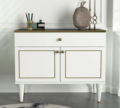 Mobiletto multiuso basso in stile moderno a 2 ante con cassetto, in legno color bianco opaco con dettagli in oro scuro lucido e ripiano in effetto marmo nero lucido. Dimensioni cm 90x45x72h