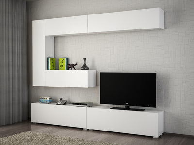 Parete attrezzata per soggiorno in stile moderno ed elegante, in legno bianco opaco con mobile tv a 2 ante a ribalta con 2 scomparti ciascuno, composizione di mensole libreria da parete a 3 ante a ribalta in e 6 vani interni in totale, forma a C. Dimensioni totali cm 240x32x121h