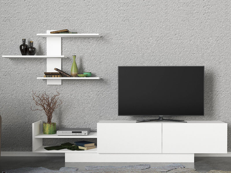 Parete attrezzata per soggiorno in legno design moderno geometrico con mobile tv a 2 ante a ribalta e 2 vani a giorno, con mensola da parete a 3 ripiani inclusa. Tutto in bianco opaco