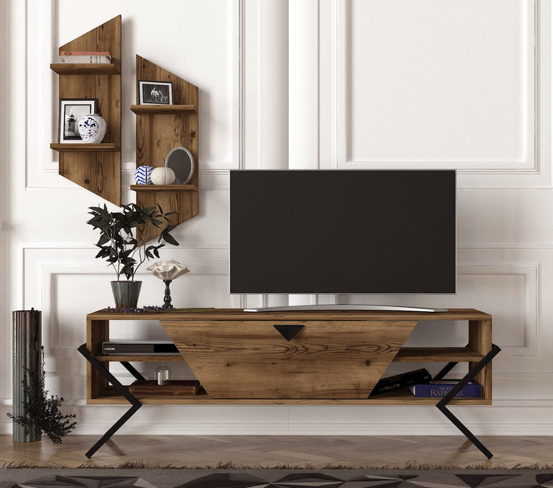 Parete attrezzata design moderno e industrial, in legno color noce opaco e nero opaco. Mobile tv con anta a ribalta centrale e 4 vani a giorno laterali, 2 mensole da parete a 4 ripiani. Forme geometriche 