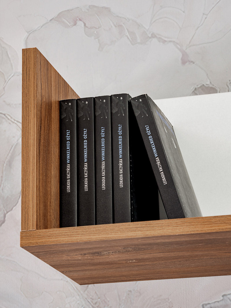 parete soggiorno in legno bianco e noce con biocamino