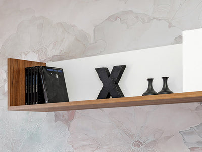 parete soggiorno in legno bianco e noce con biocamino