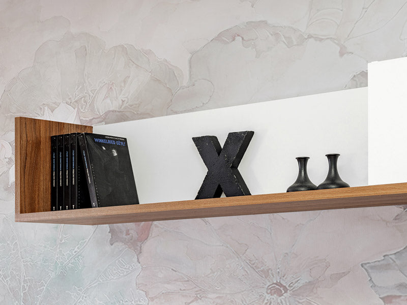 parete soggiorno in legno bianco e noce con biocamino