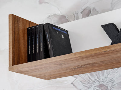 parete soggiorno in legno bianco e noce con biocamino