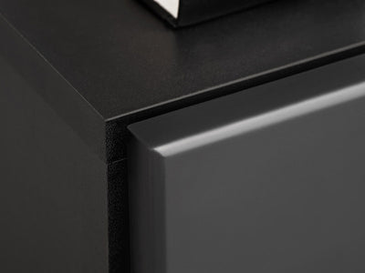 parete moderna attrezzata in legno colore nero con biocamino e mensola