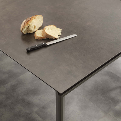 tavolo design allungabile moderno con piano in vetro ceramica antracite