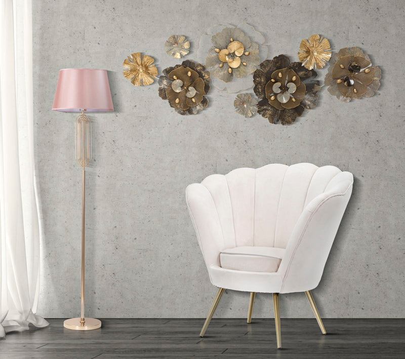 Poltrona moderna a forma di fiore rivestita in velluto colore crema cm 85x70x88h