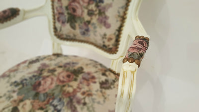 Poltrona stile luigi XVI in legno bianco e rivestimento in tessuto a fiori cm 60x65x94h