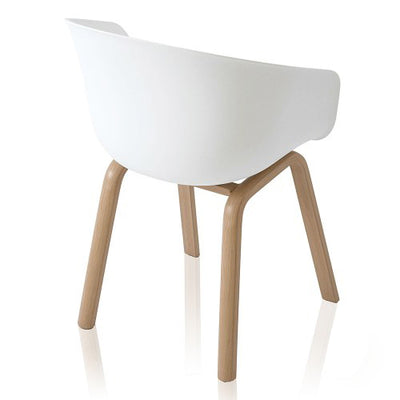 poltroncina moderna in polipropilene bianco e gambe in metallo