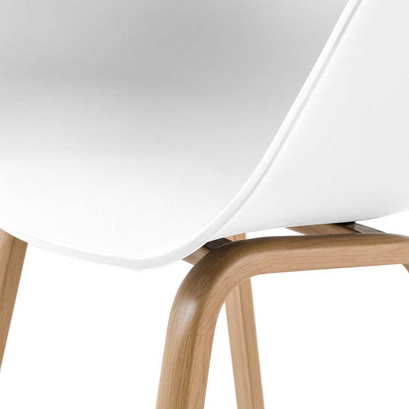 poltroncina moderna in polipropilene bianco e gambe in metallo