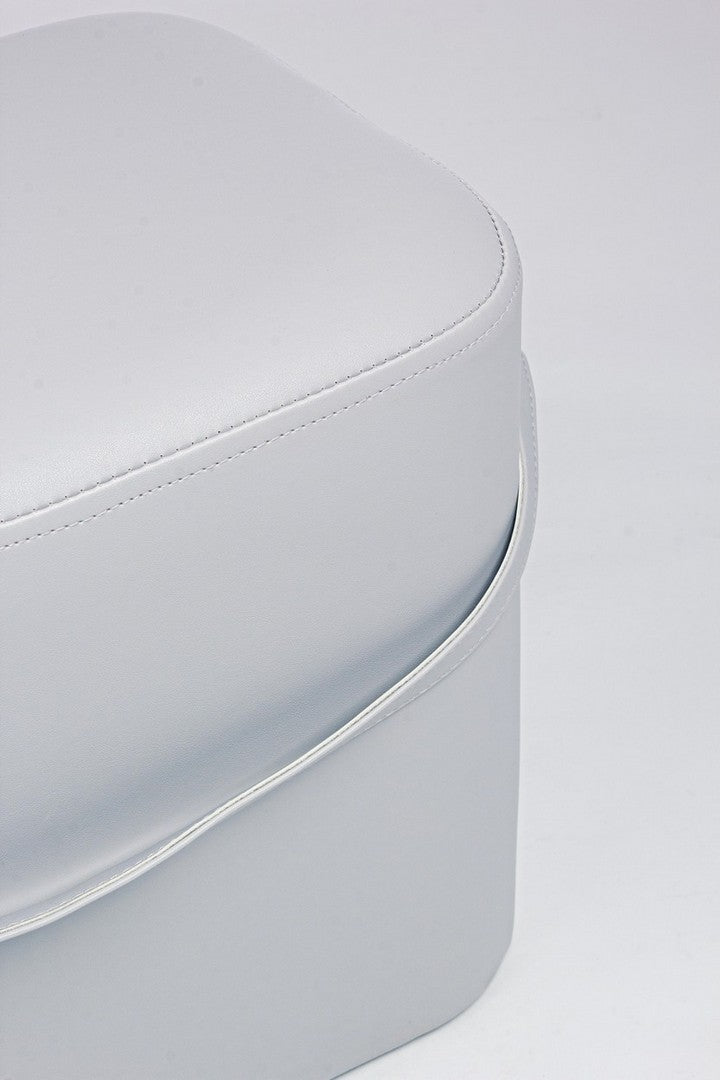 pouf moderno in similpelle con manico colore grigio chiaro