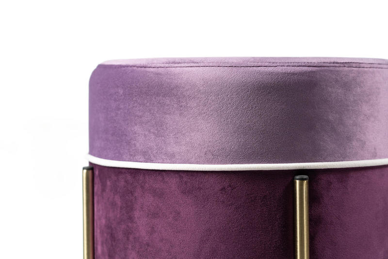 pouf moderno in velluto colore viola 