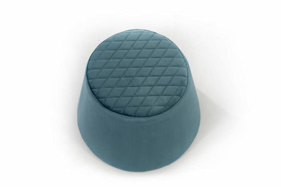 pouf moderno rivestito in velluto colore blu