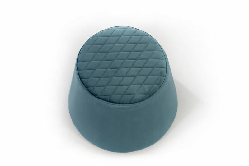 pouf moderno rivestito in velluto colore blu