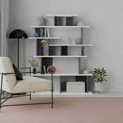 Libreria alta per casa e ufficio in legno design moderno e asimmetrico con 8 ripiani suddivisi in 16 vani a giorno, disponibile in vari colori. Dimensioni cm 120x29x149h