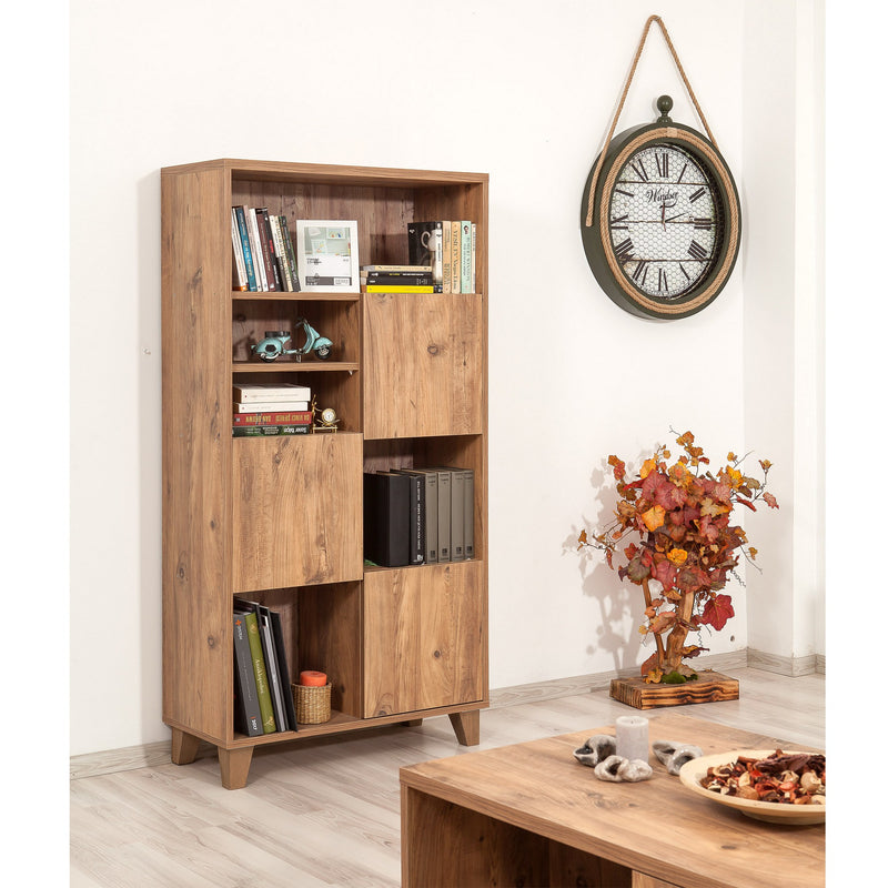 Libreria moderna in legno color pino atlantico opaco dai toni caldi divisa in 5 vani a giorno e 3 ante disposte a scacchiera, per casa e ufficio. Dimensioni cm 80x36x155h
