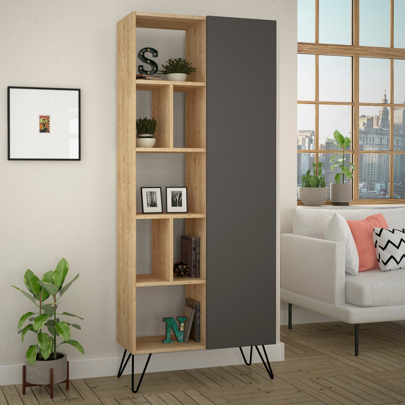 Libreria per casa e ufficio in stile moderno con struttura in legno color quercia chiaro opaco e anta laterale alta color antracite opaco, 7 vani a giorno di diversa dimensione e 4 scomparti interni; gambe in metallo nero opaco. Dimensioni cm 79x32x190h
