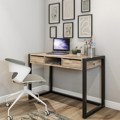 Scrivania industrial rettangolare con ripiano in legno color pino atlantico chiaro opaco a 2 cassetti laterali e vano a giorno centrale, gambe squadrate in metallo nero opaco. Dimensioni cm 115x55x77h