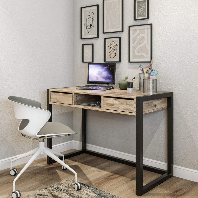 Scrivania industrial rettangolare con ripiano in legno color pino atlantico chiaro opaco a 2 cassetti laterali e vano a giorno centrale, gambe squadrate in metallo nero opaco. Dimensioni cm 115x55x77h