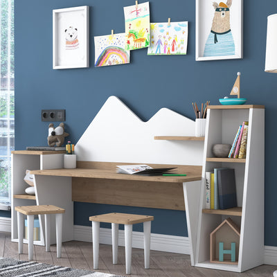 Scrivania moderna disegno a montagna per bambini in legno con 2 scaffali libreria, mensola e uno sgabello incluso. In legno color bianco opaco e noce chiaro opaco. Dimensioni cm 180x45x94h