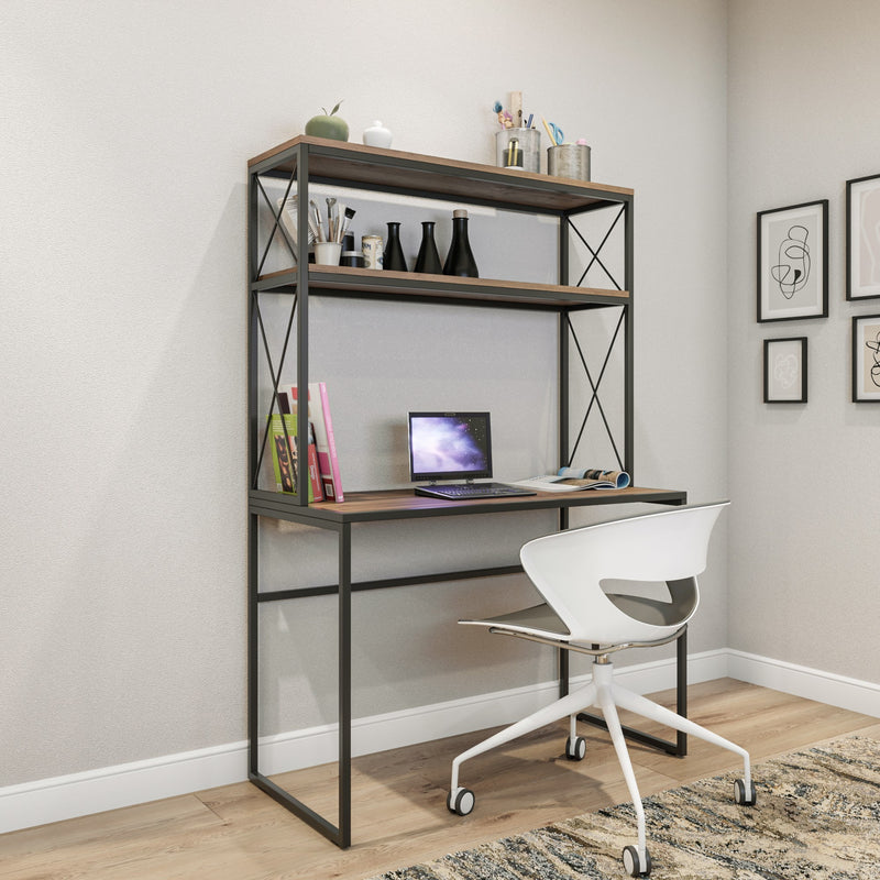 Scrivania in stile industriale con 3 ripiani in legno color noce opaco, struttura in metallo nero opaco. Dimensioni cm 105x50x155h