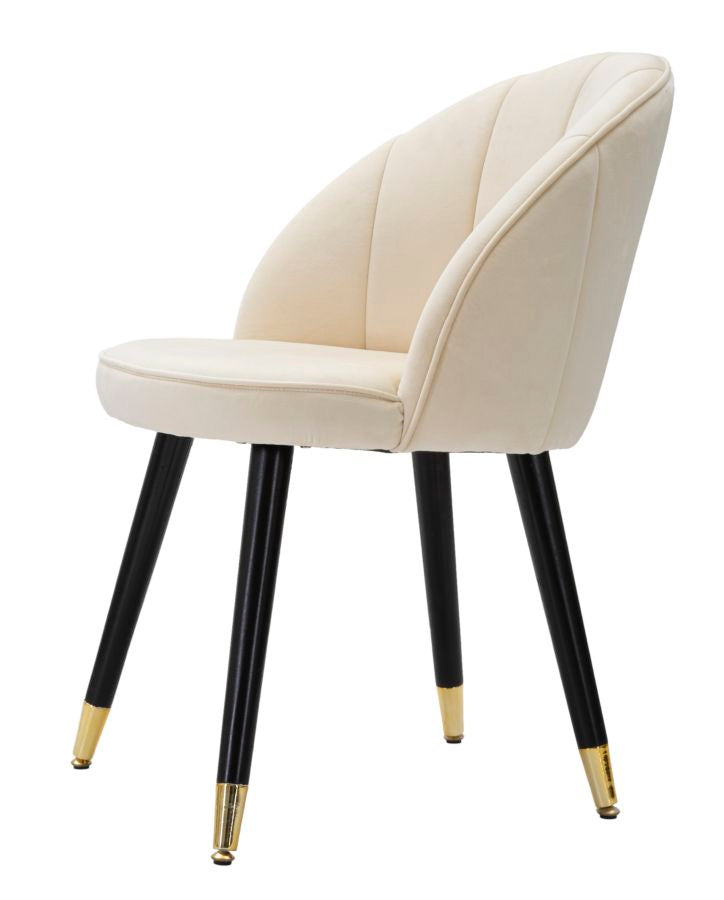 sedia design in velluto colore crema gambe in legno colore nero