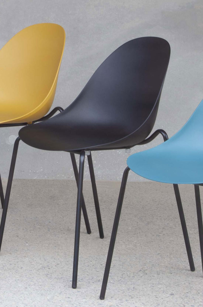 sedia con mono scocca in polipropilene gambe in metallo colore nero