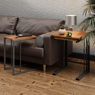 Set da 3 tavolini bassi design industrial ad incastro e sovrapponibili, con ripiani in melaminico color quercia scuro opaco dai toni caldi e struttura in metallo color antracite scuro opaco. Dimensioni totali cm 44x40x55h