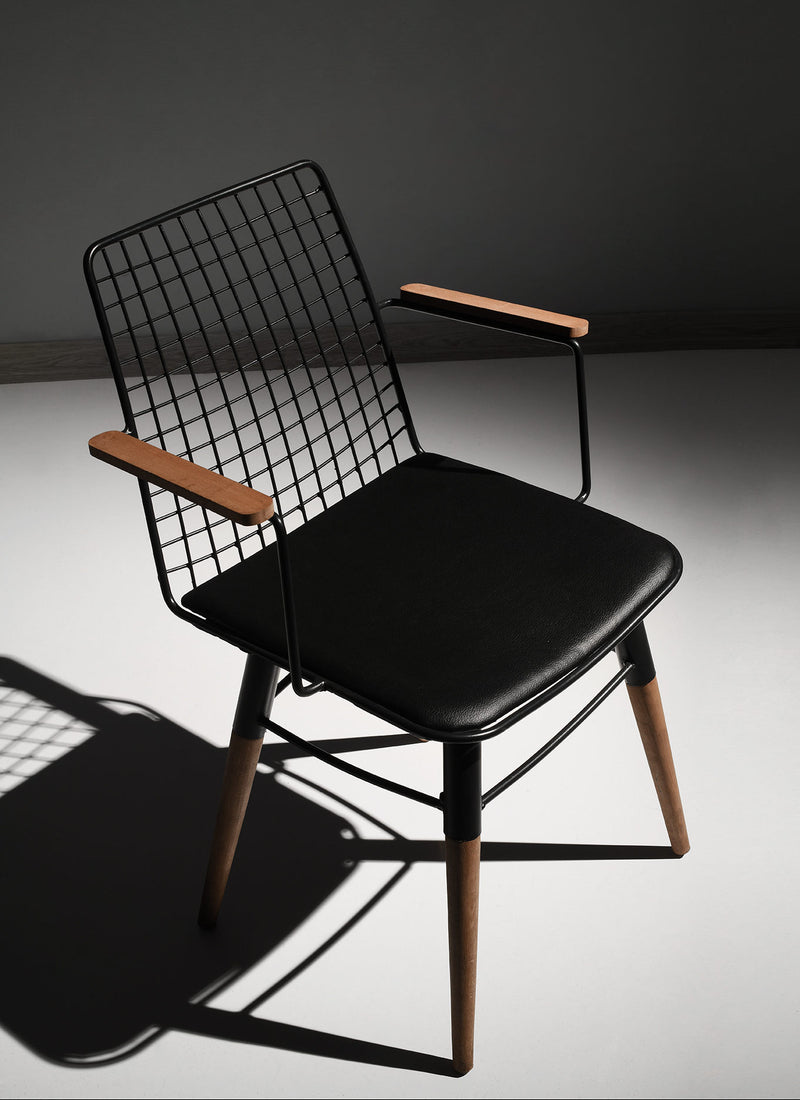 Set da 2 sedie industrial e moderno in struttura metallo nero opaco, cuscino in ecopelle nero e braccioli in legno noce opaco. Dimensioni cm 43x39x82h