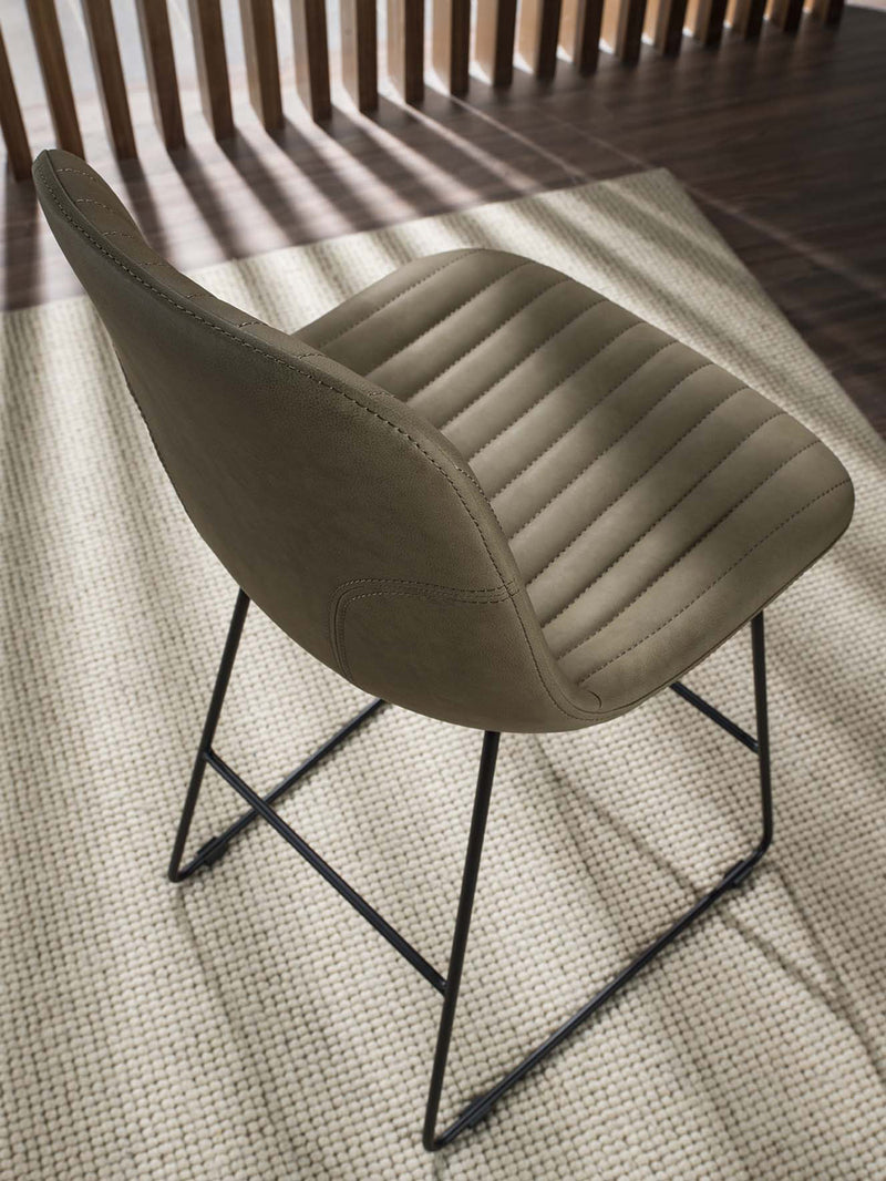 Set da 4 Sgabello moderno in metallo verniciato seduta in ecopelle cm 49x53x98h - vari colori