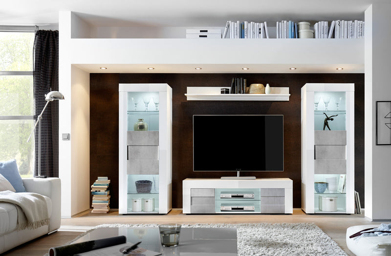 soggiorno a parete in legno due vetrina e mobile tv bianco e cemento