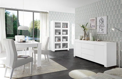 sala pranzo completa con tavolo credenza in legno bianco opaco