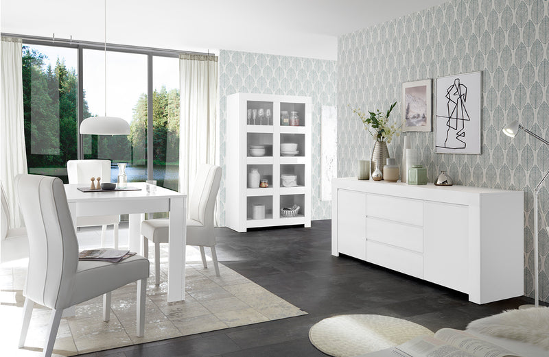 sala pranzo completa con tavolo credenza in legno bianco opaco