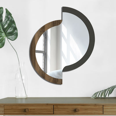 Specchio decorativo moderno da parete, con struttura in legno e cornice bicolore: noce scuro opaco e nero opaco. Lo specchio dà l'illusione di essere diviso a metà, per poi sciogliersi. Dimensioni cm 59x71h