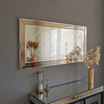 Specchio decorativo da parete stile moderno design elegante e rettangolare, struttura in MDF, disegni geometrici lineari sullo specchio a forma di rombi. Dimensioni cm 130x2x65h