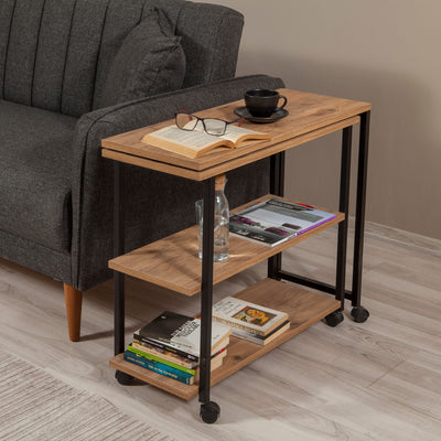 Tavolino stile industrial da divano, ripiani in legno color pino atlantico opaco e struttura in metallo nero opaco. 4 ripiani in totale, tavolino trasformabile con ripiano superiore che può essere allungato, rotelline incluse